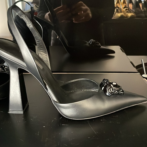 Versace learher classic slingbacks - Picture 4 of 6